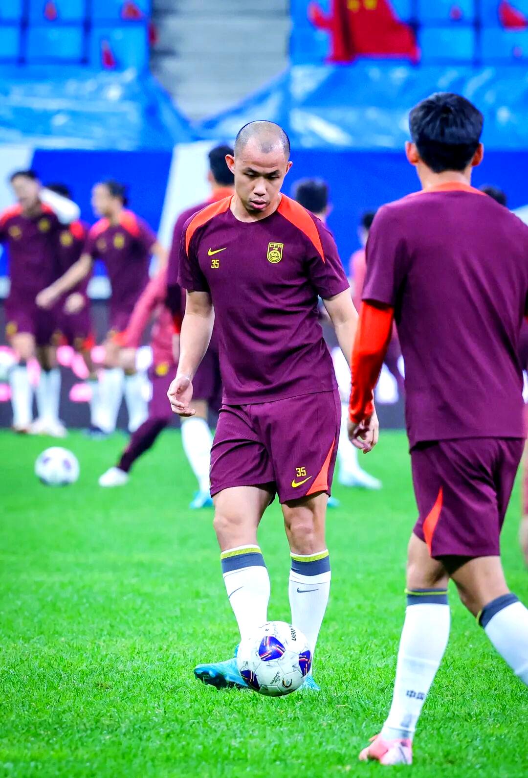 九游官网-费耶诺德训练开放日，冲刺阶段状态回暖引欢呼，亚冠在即，球队文化再被提及的简单介绍